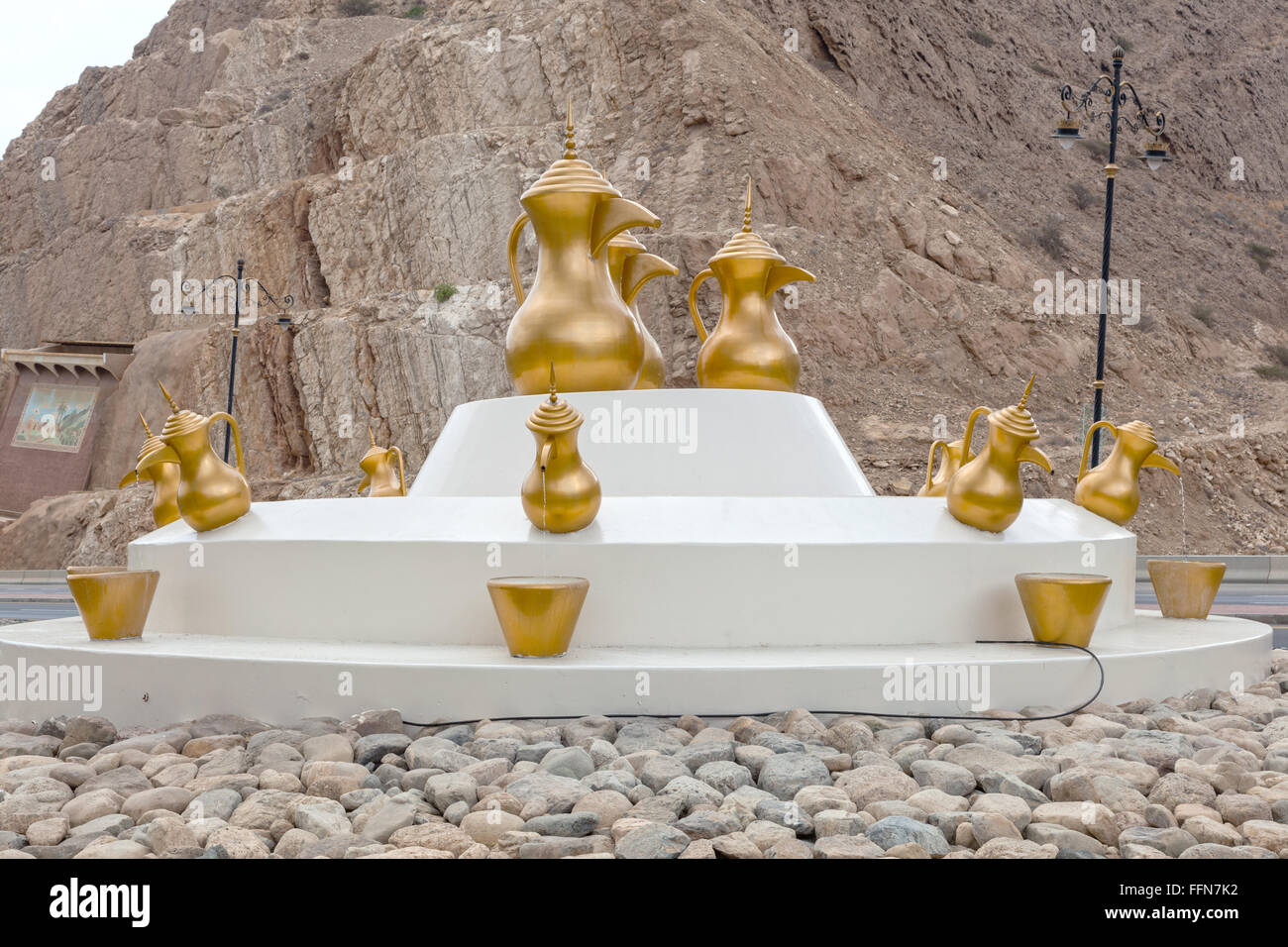 Arabische Kaffeekannen in einem Kreisverkehr, Oman Stockfoto