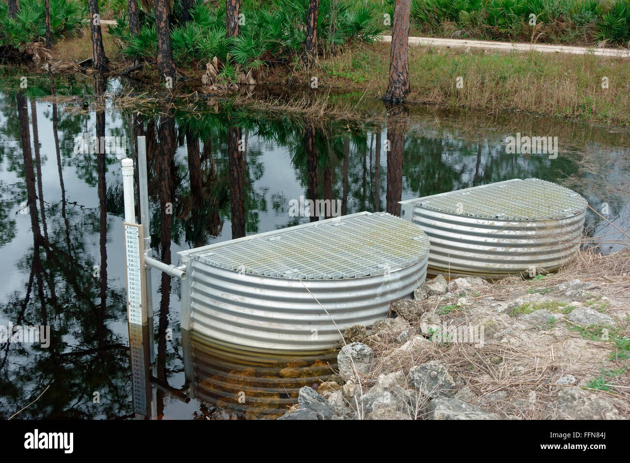 Eine Kontrollstruktur Wasserstand auf einem Kanal in Florida, USA Stockfoto