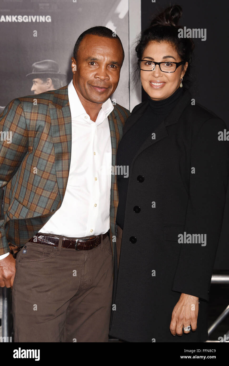 Der Ehemalige Profiboxer Sugar Ray Leonard L Und Frau Bernadette Robi Kommen Am 19 November 2015 In Westwood Kalifornien Zur Premiere Von Warner Bros Pictures Creed Im Regency Village Theatre Stockfotografie Alamy