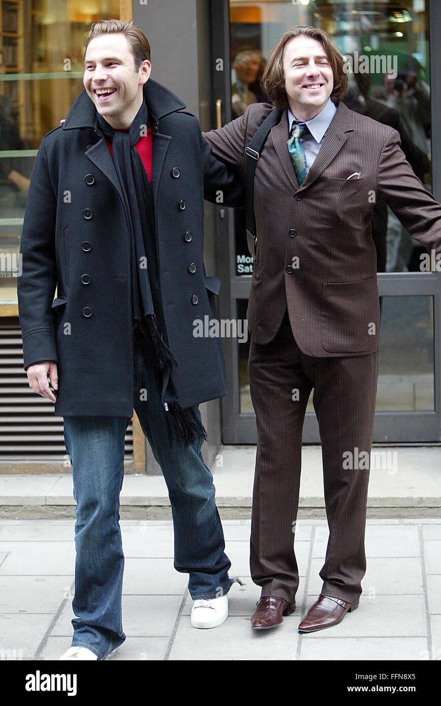 David Walliams und Jonathan Ross Beule ineinander in Savile Row, Schneiderei, 4 Bilder (Kredit Bild © Jack Ludlam) Mens 6pics Stockfoto