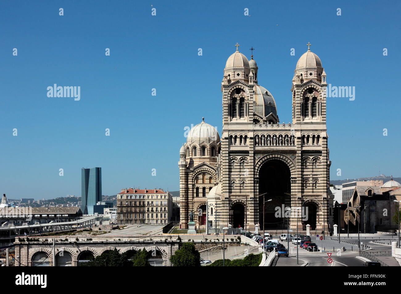 Geographie/reisen, Frankreich, Marseille, CGA CGM-Gebäude von Zaha Hadid und die Kathedrale von La Major, Außenansicht, Additional-Rights - Clearance-Info - Not-Available Stockfoto