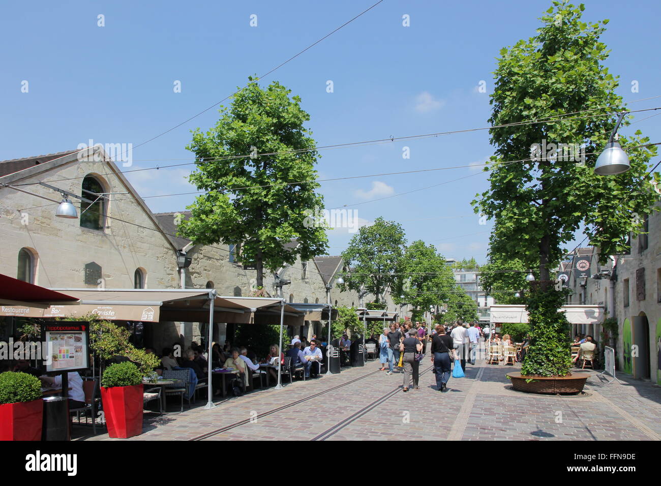 Geographie/reisen, Frankreich, Paare, Bercy Village, Cour Saint Emilion,, Additional-Rights - Clearance-Info - Not-Available Stockfoto
