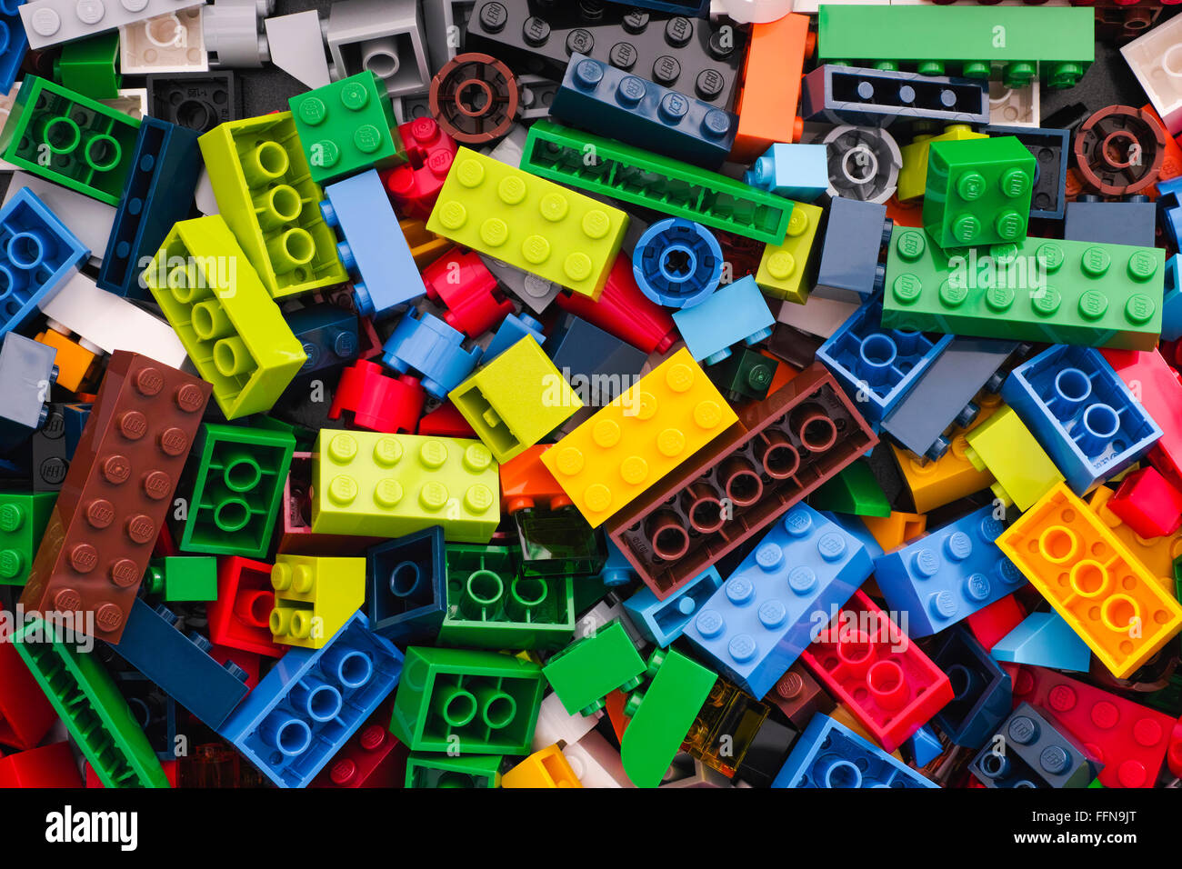 Tambow, Russische Föderation - 24. März 2015 Haufen multicolor Legosteine. Studio gedreht. Stockfoto