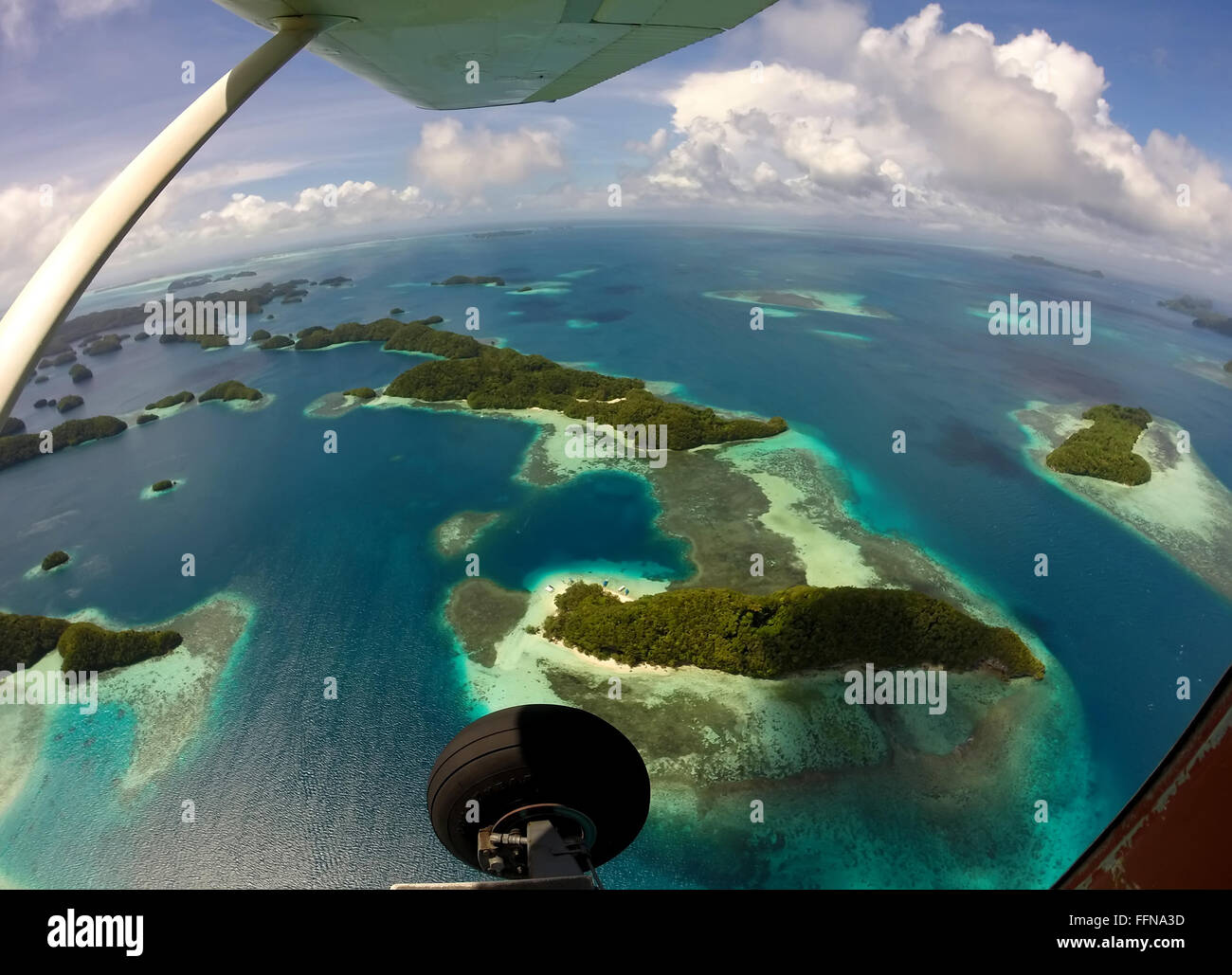 Luftaufnahme von Palau, Mikronesien, Ozeanien aus dem Flugzeug am Himmel. Pazifik und Flugzeug fliegen über Meereslandschaft, Inselnatur, Atolltour Stockfoto