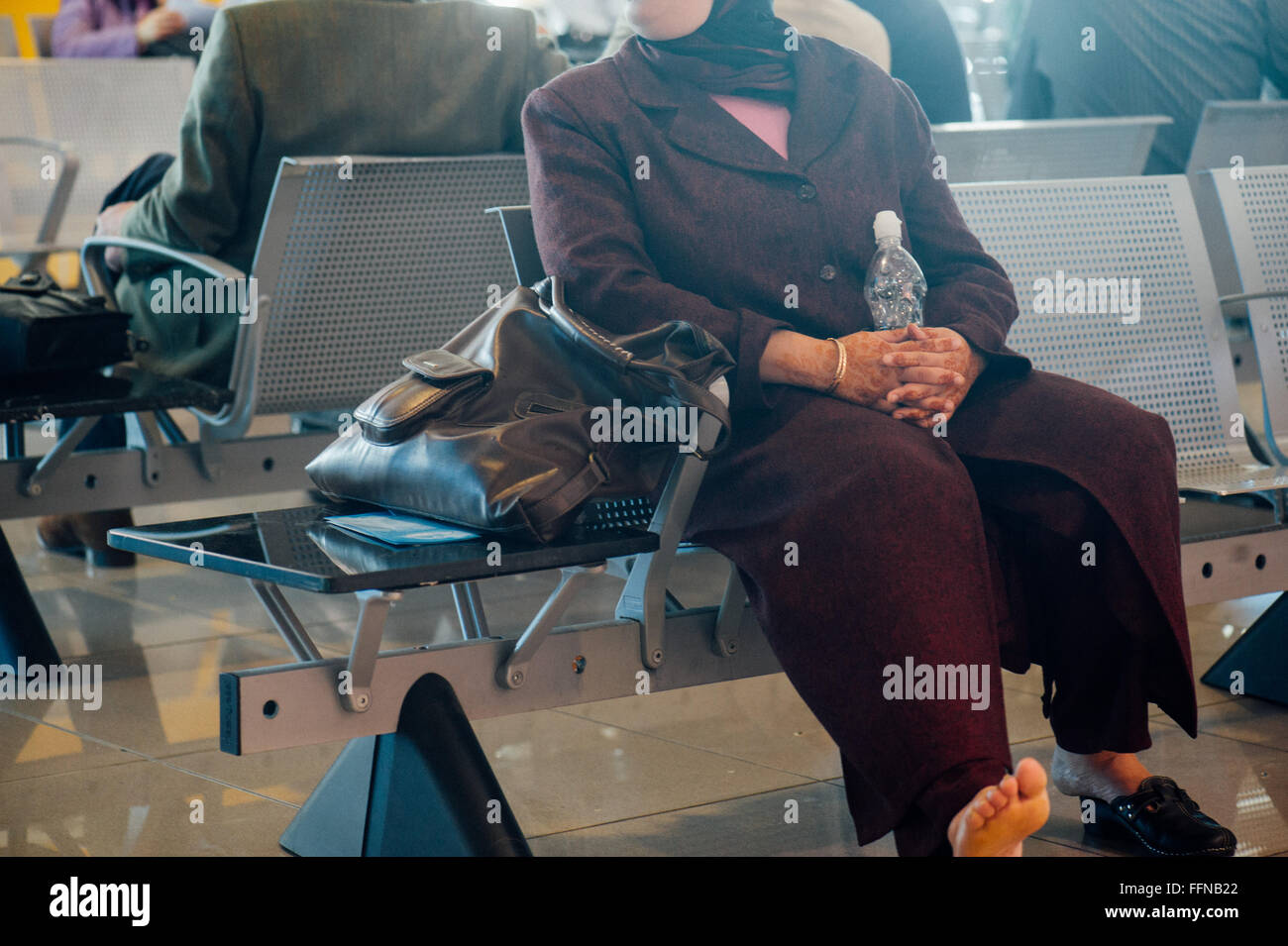 Rome.Italy - Musselin tätowierte weibliche Person warten am Flughafen Stockfoto