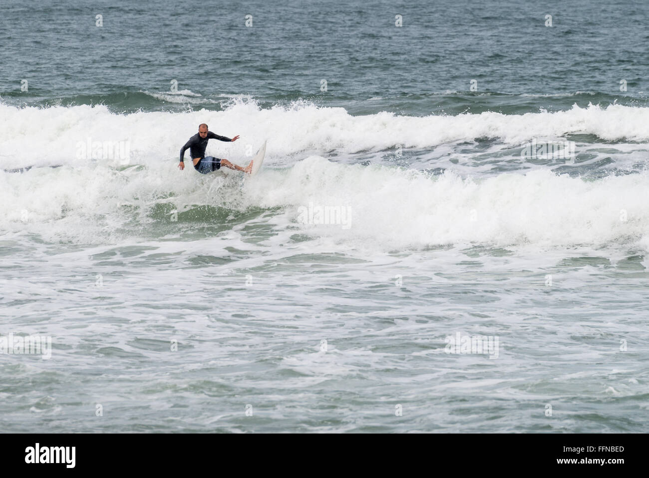 Florianopolis, Brasilien, 7. Januar 2016: Surfer in Aktion am Brava Strand in Florianópolis, Santa Catarina, Brasilien. Eines der ma Stockfoto