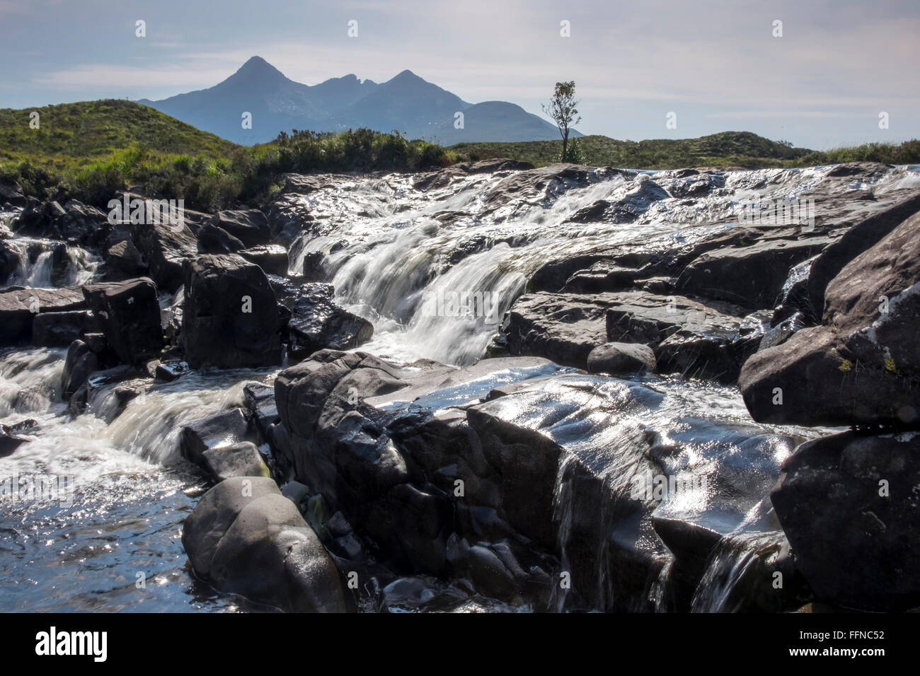 Cuillin Ridge und Allt Dearg Mor brennen Kaskaden über härtere Rock, Sligachan. Stockfoto