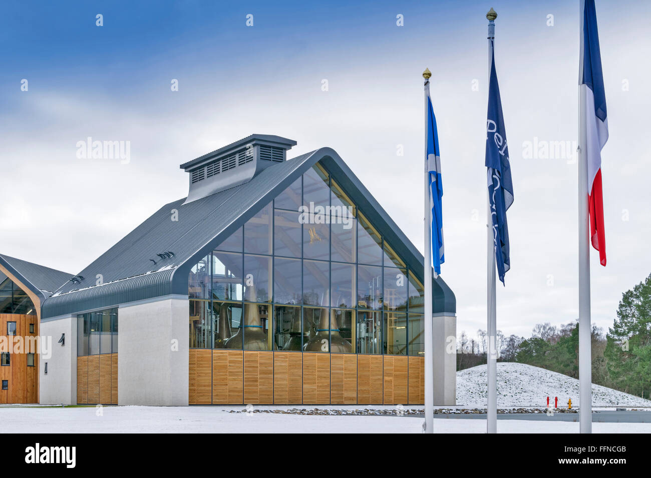 DALMUNACH MIT SCHOTTISCHEN UND FRANZÖSISCHEN KENNZEICHNET EINE NEUE UND MODERNE WHISKY-DESTILLERIE IN CARRON SPEYSIDE SCHOTTLAND IM SCHNEE Stockfoto