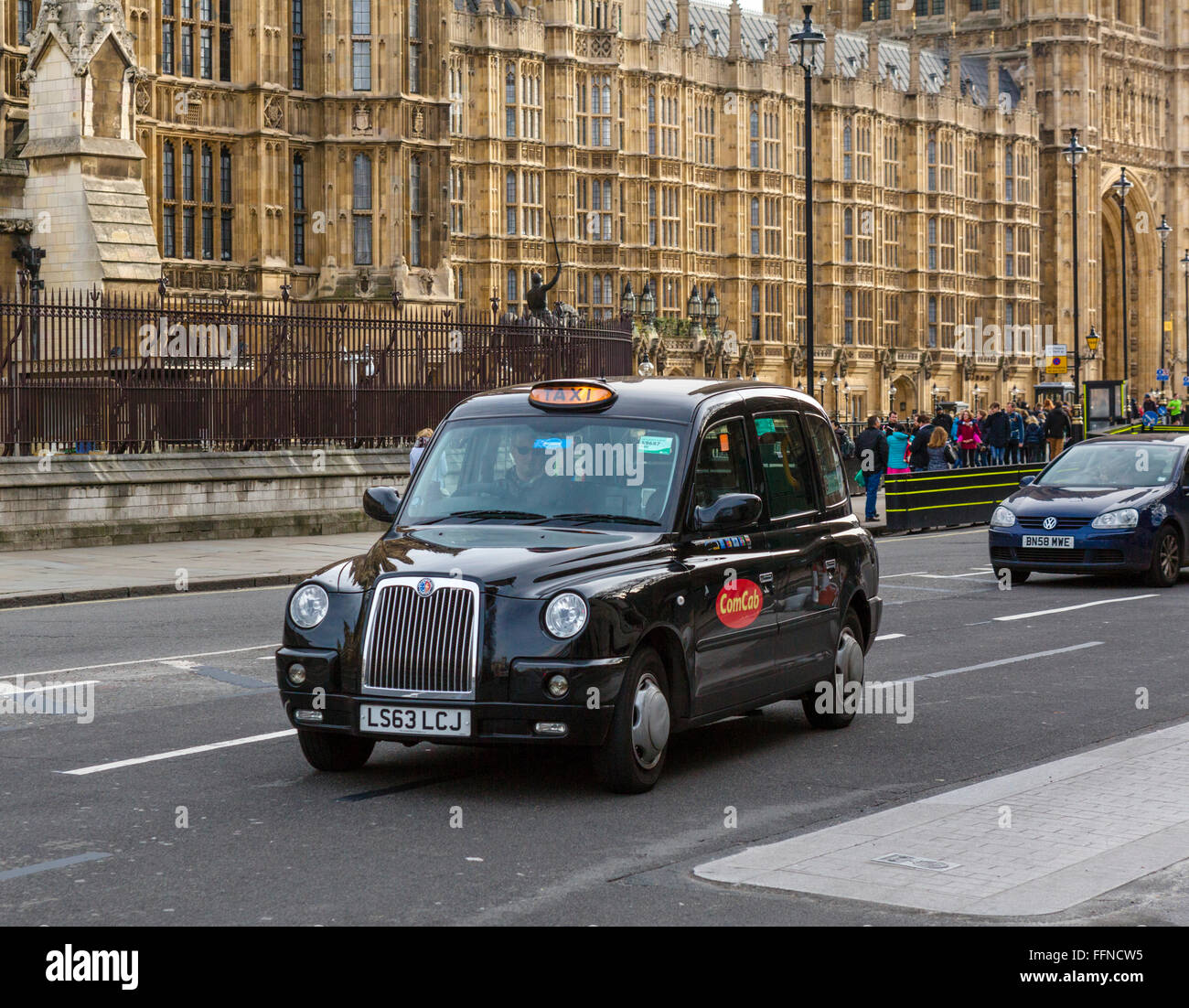 Schwarzes Taxi vor den Houses of Parliament (Palace of Westminster), Westminster, London, England, UK Stockfoto