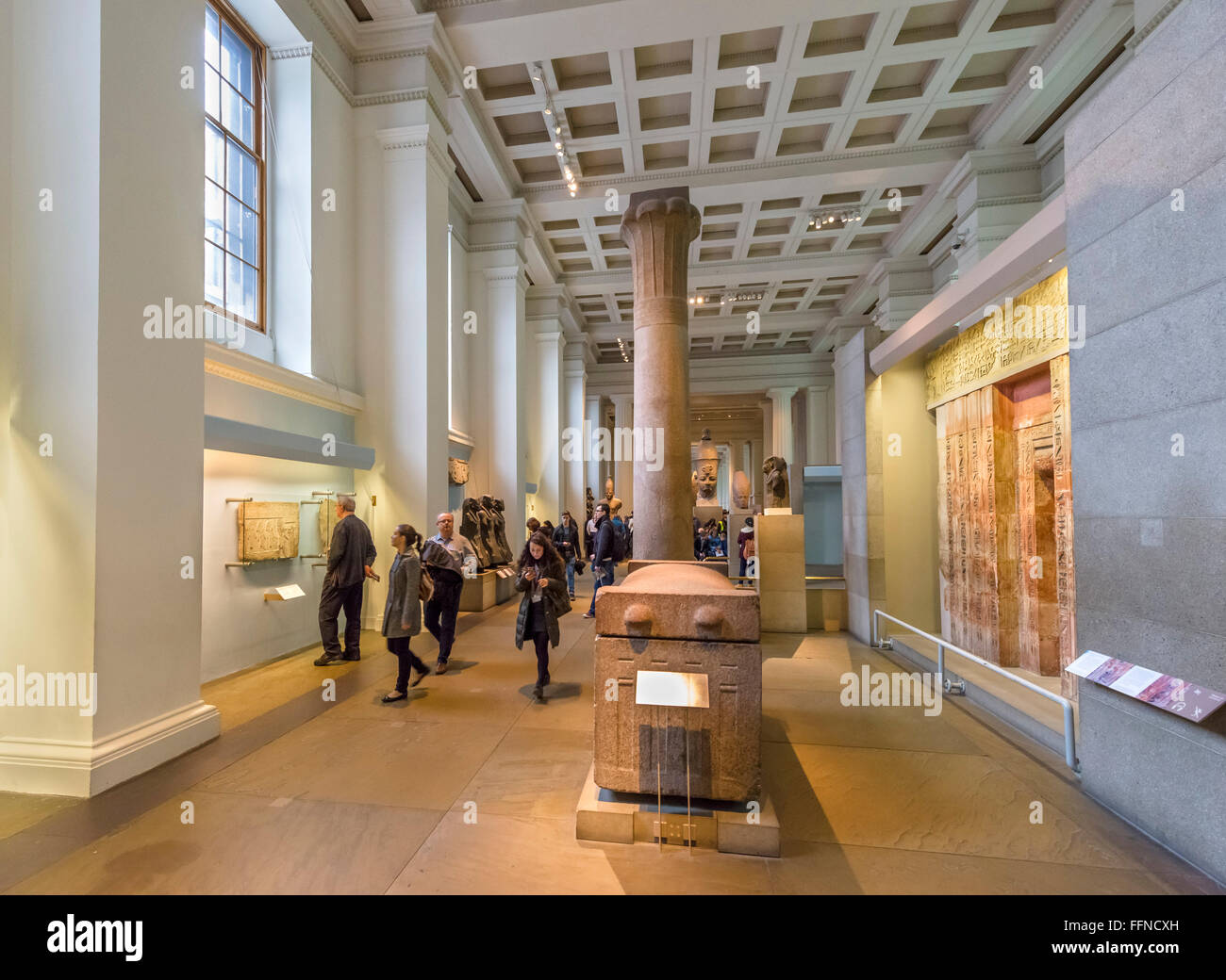 Besucher im alten Ägypten ägyptische Skulptur Gallery, British Museum, Bloomsbury, London, England, Vereinigtes Königreich Stockfoto