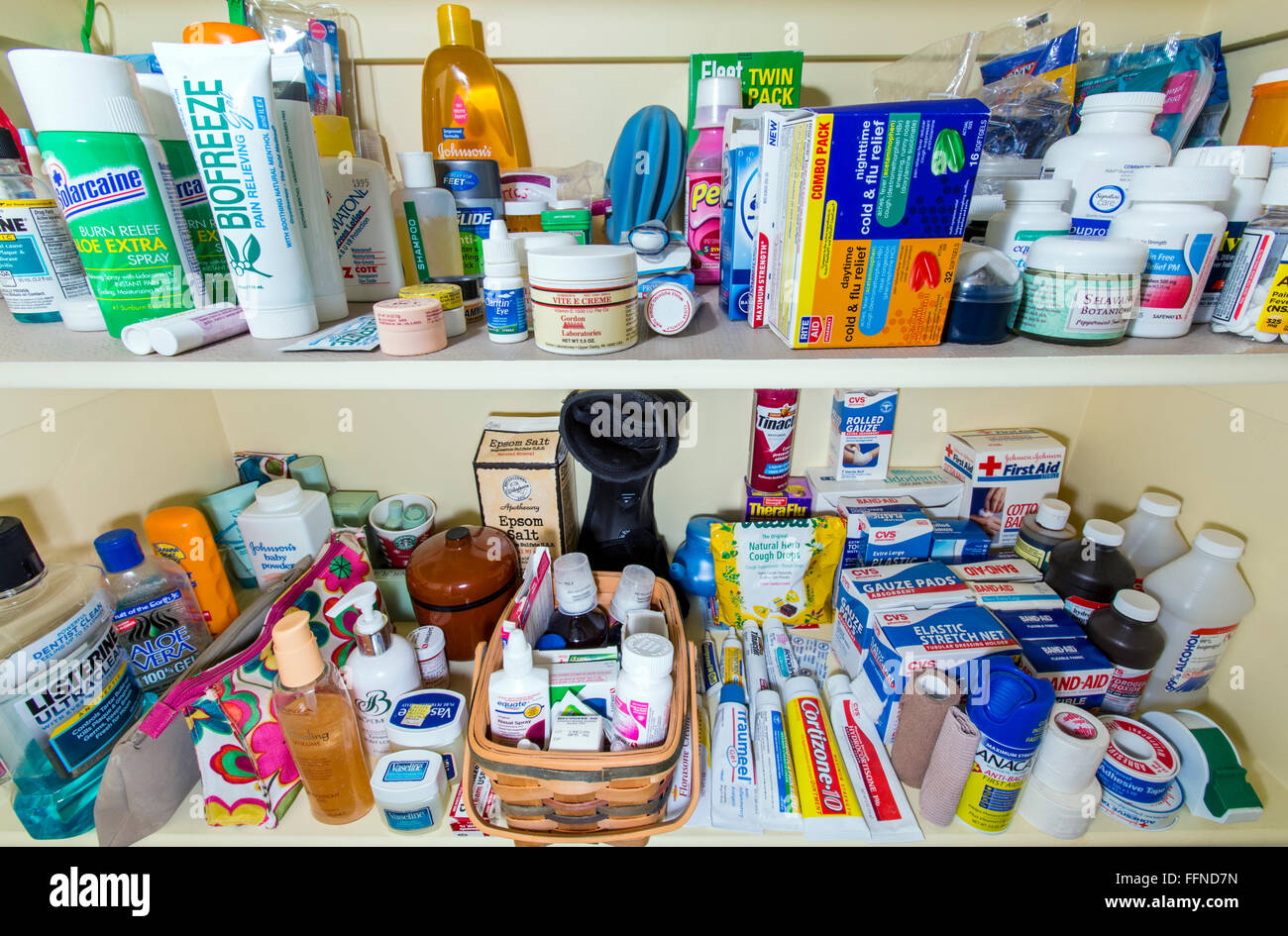 Weitwinkelaufnahme Startseite Medizin Schrank Regal voll von Pharmazeutika, Medikamente, Salben, Bandagen, Salben und Kontaktanzeigen Stockfoto