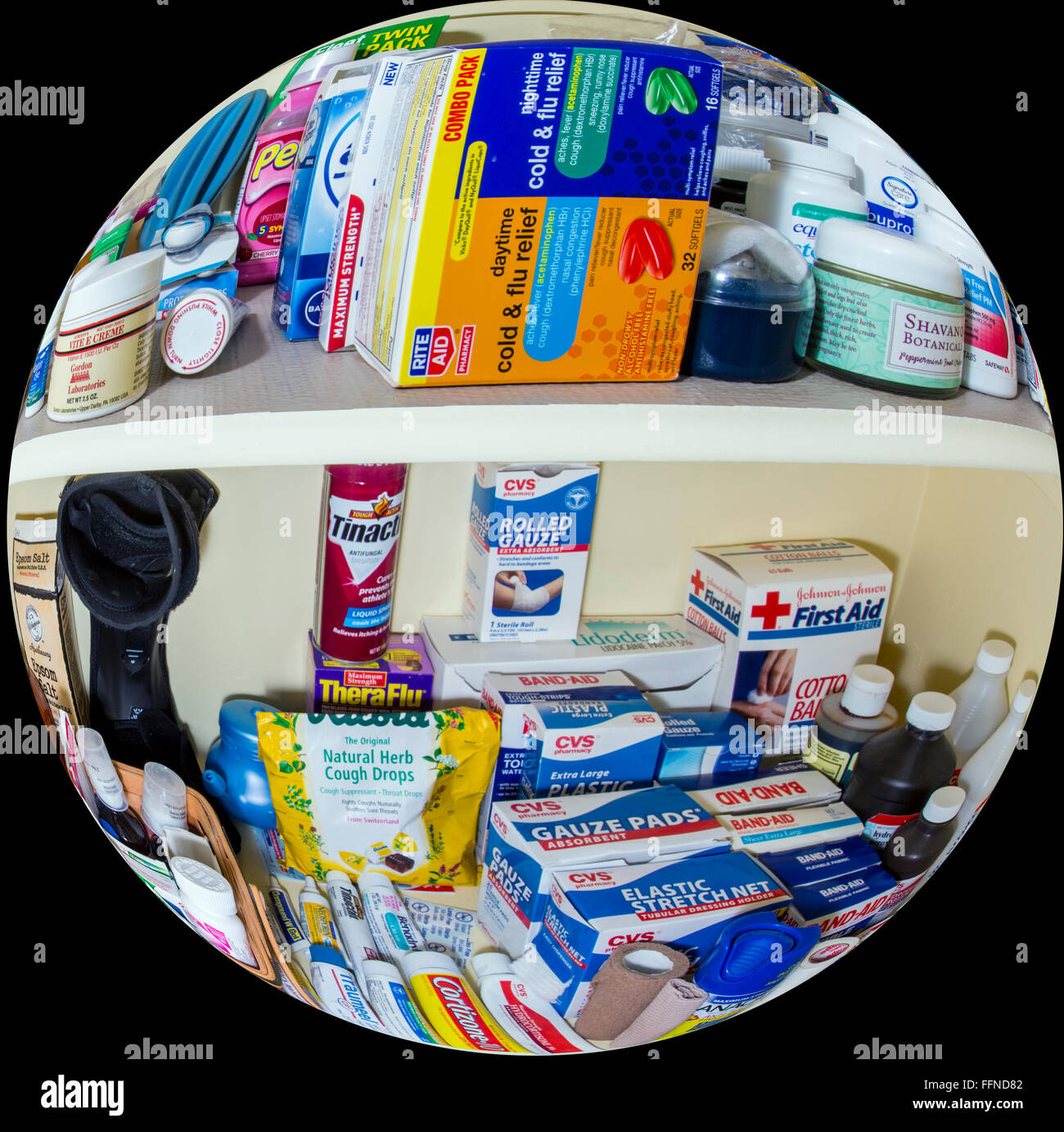 Fisheye Überblick nach Hause Hausapotheke Regale voller Arzneimittel, Medikamente, Salben, Bandagen, Salben und Kontaktanzeigen Stockfoto