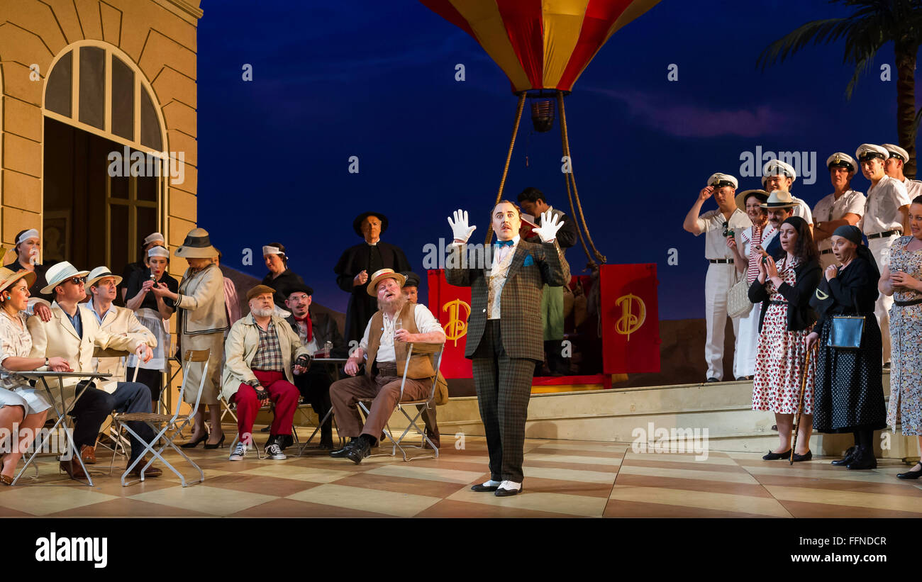 Leeds, UK. 15. Februar 2016. Opera North bei Generalprobe für "L'elisir d 'Amore" von Donizetti, unter der Regie von Daniel Slater, Eröffnung am 17. Februar. Richard Burk schwer als Dr. Dulcamara und Jung so Yun als Nemorino Credit: Jeremy Abrahams / Alamy Live News Stockfoto