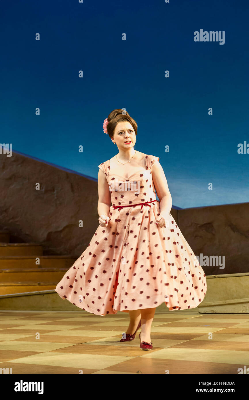 Leeds, UK. 15. Februar 2016. Opera North bei Generalprobe für "L'elisir d 'Amore" von Donizetti, unter der Regie von Daniel Slater, Eröffnung am 17. Februar. Fflur Wyn als Giannetta.  © Jeremy Abrahams / Alamy Live Neukredite: Jeremy Abrahams / Alamy Live News Stockfoto