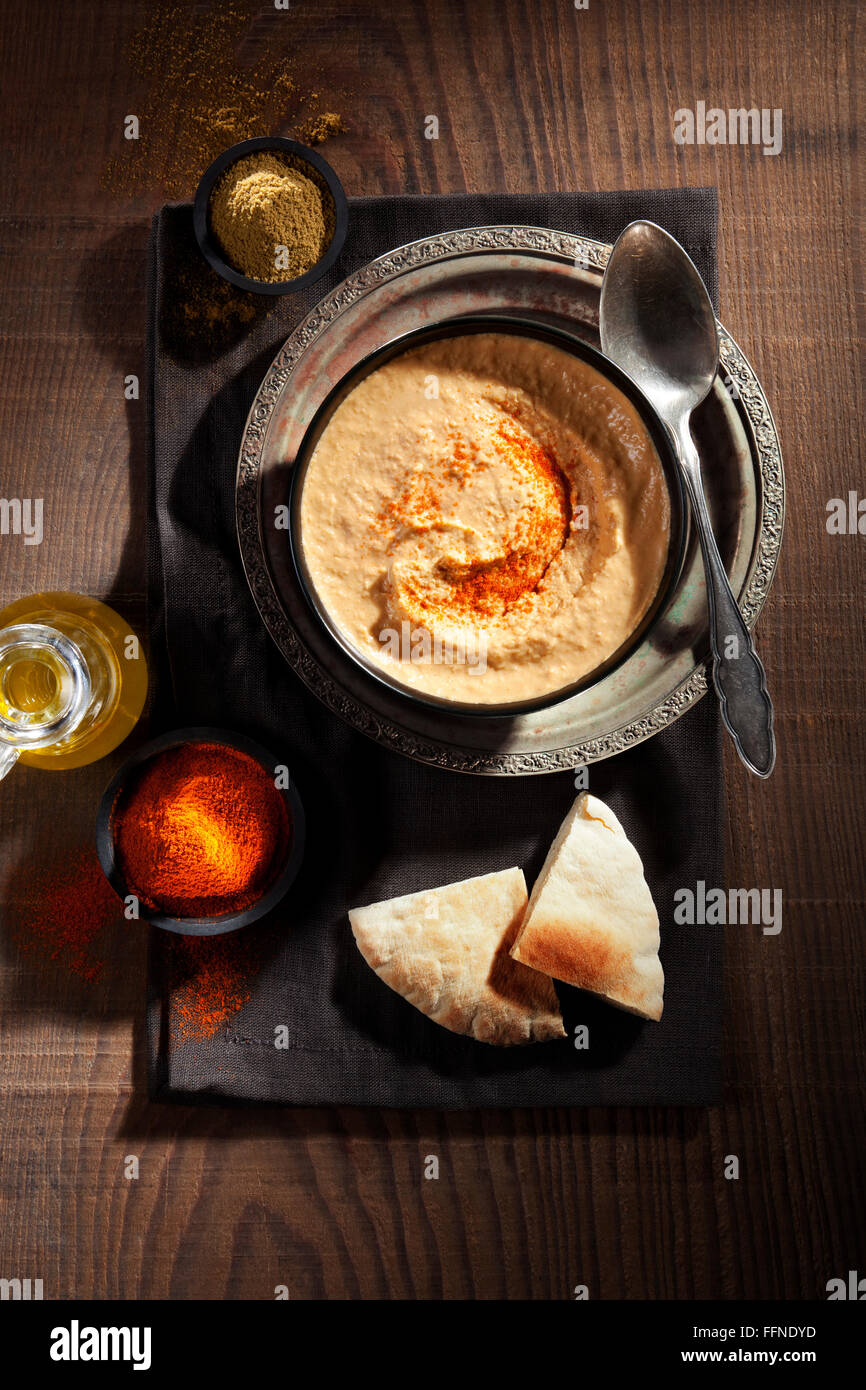 Hummus mit Paprika, Kreuzkümmel, Olivenöl und Brot Stockfoto
