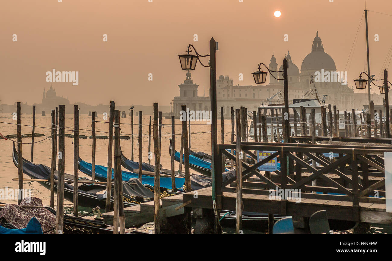 Sonnenuntergang über Gondeln auf dem Canal Grande in Venedig, Italien Stockfoto