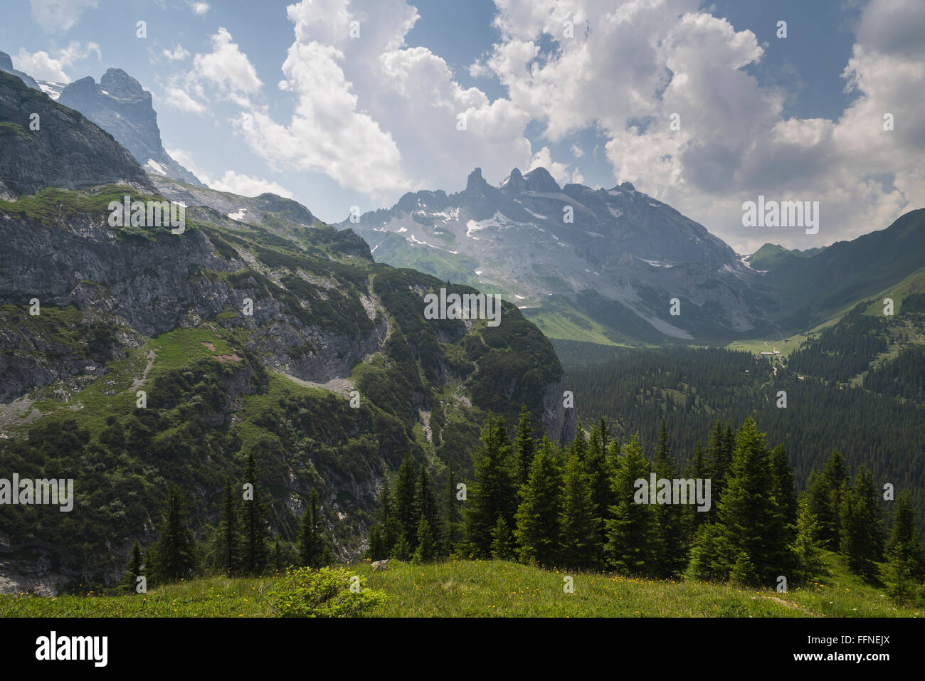 Blick vom Grat der Bilgengrat auf Forestas und Alpen rund um Lindauer Hütte und Mount Drusenfluh, Vorarlberg, Österreich Stockfoto
