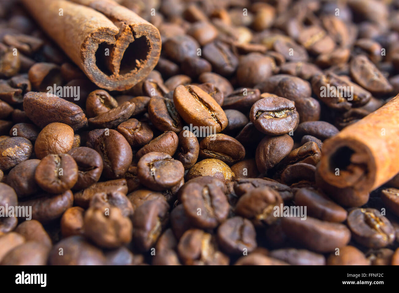 Nahaufnahme des Gemüses Zimt-Sticks mit Kaffeebohnen als Hintergrund. Selektiven Fokus. Stockfoto