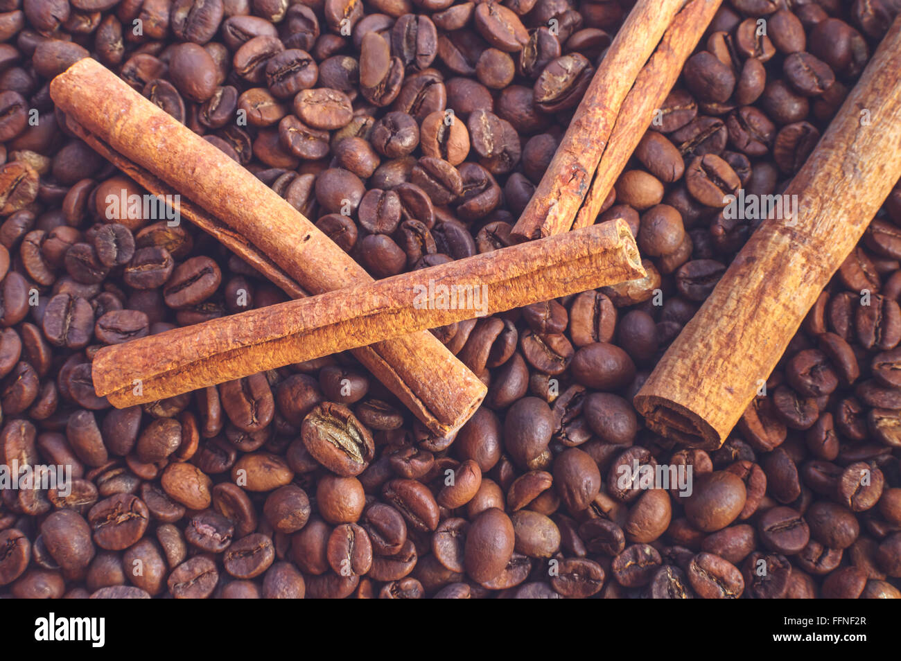 Nahaufnahme von duftenden Zimt klebt auf Kaffeebohnen als Hintergrund. Selektiven Fokus. Stockfoto