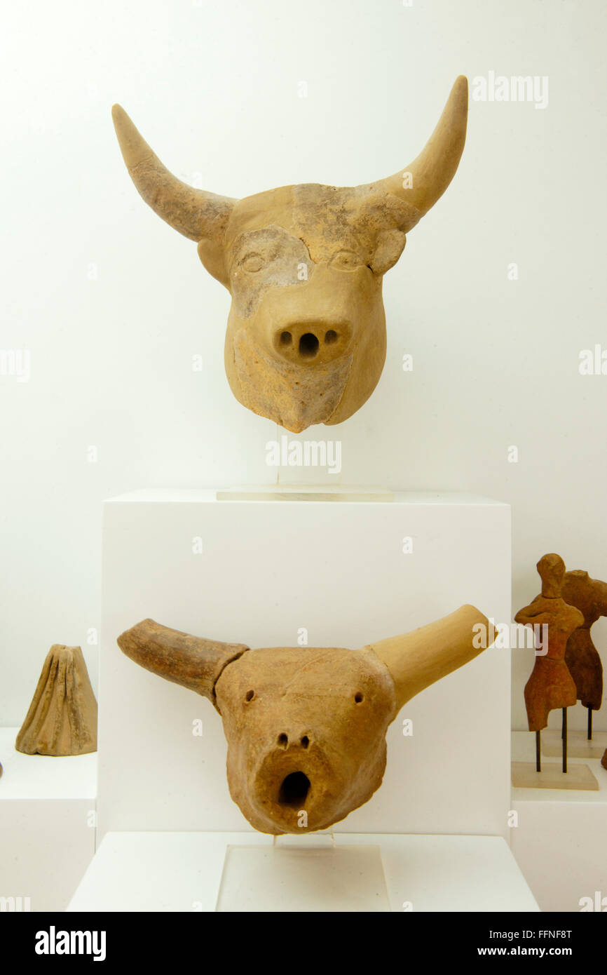 Griechenland, Kreta, Agios Nikolaos, Archäologisches Museum, Tonfigur Stierkopf Stockfoto