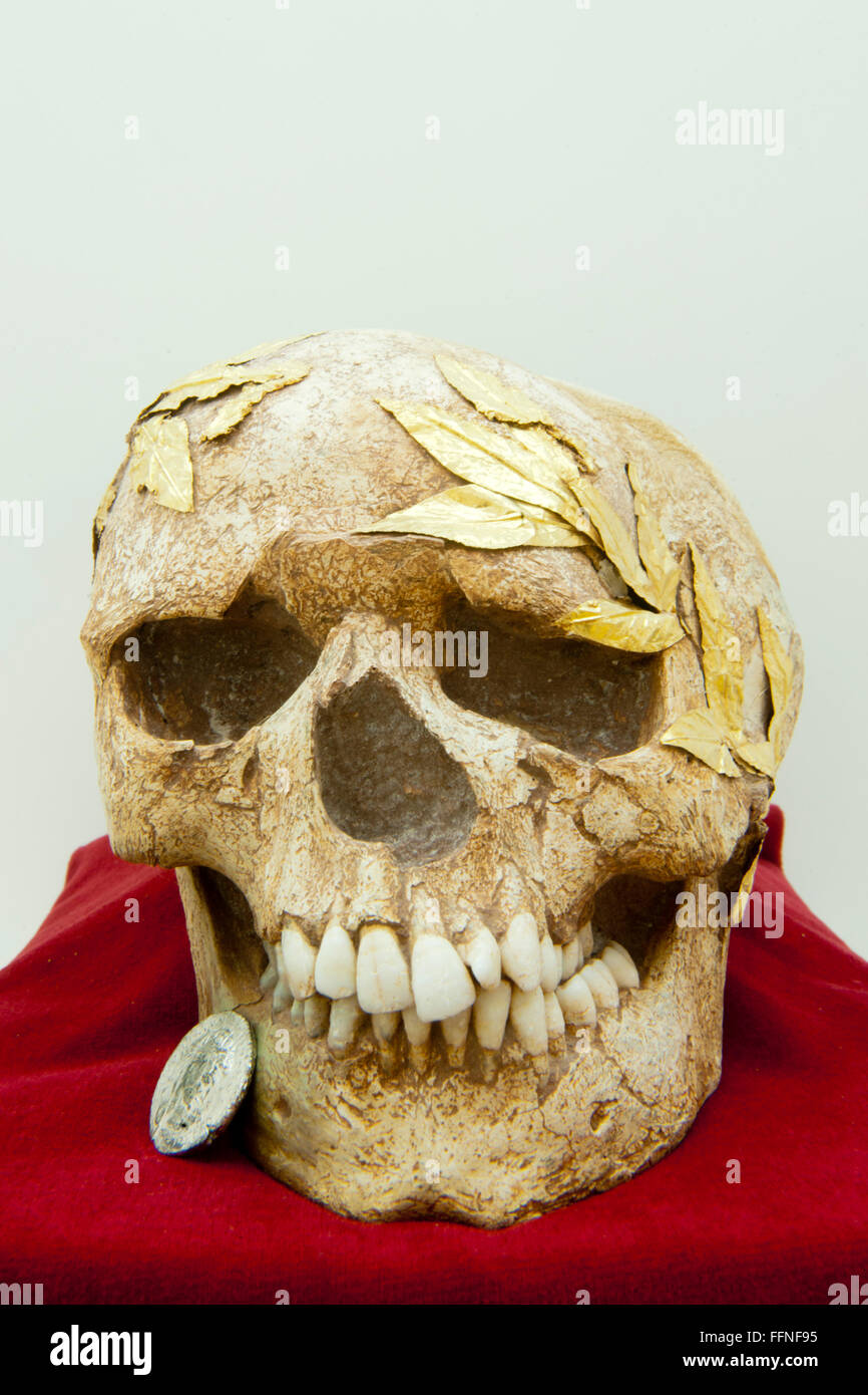 Archäologisches Museum, Römischer Totenschädel Mit Einer Münze Im Mund, Ein Obolus Für Char, Agios Nikolaos, Kreta, Griechenland Stockfoto