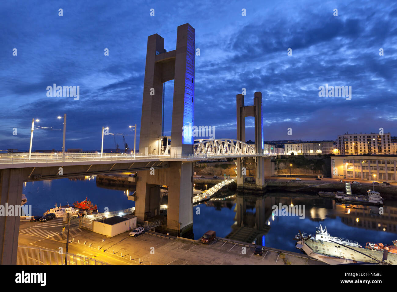 Recouvrance Brücke (Pont de Recouvrance) - eine massive Zugbrücke 64 m hoch in Brest, Bretagne, Frankreich Stockfoto