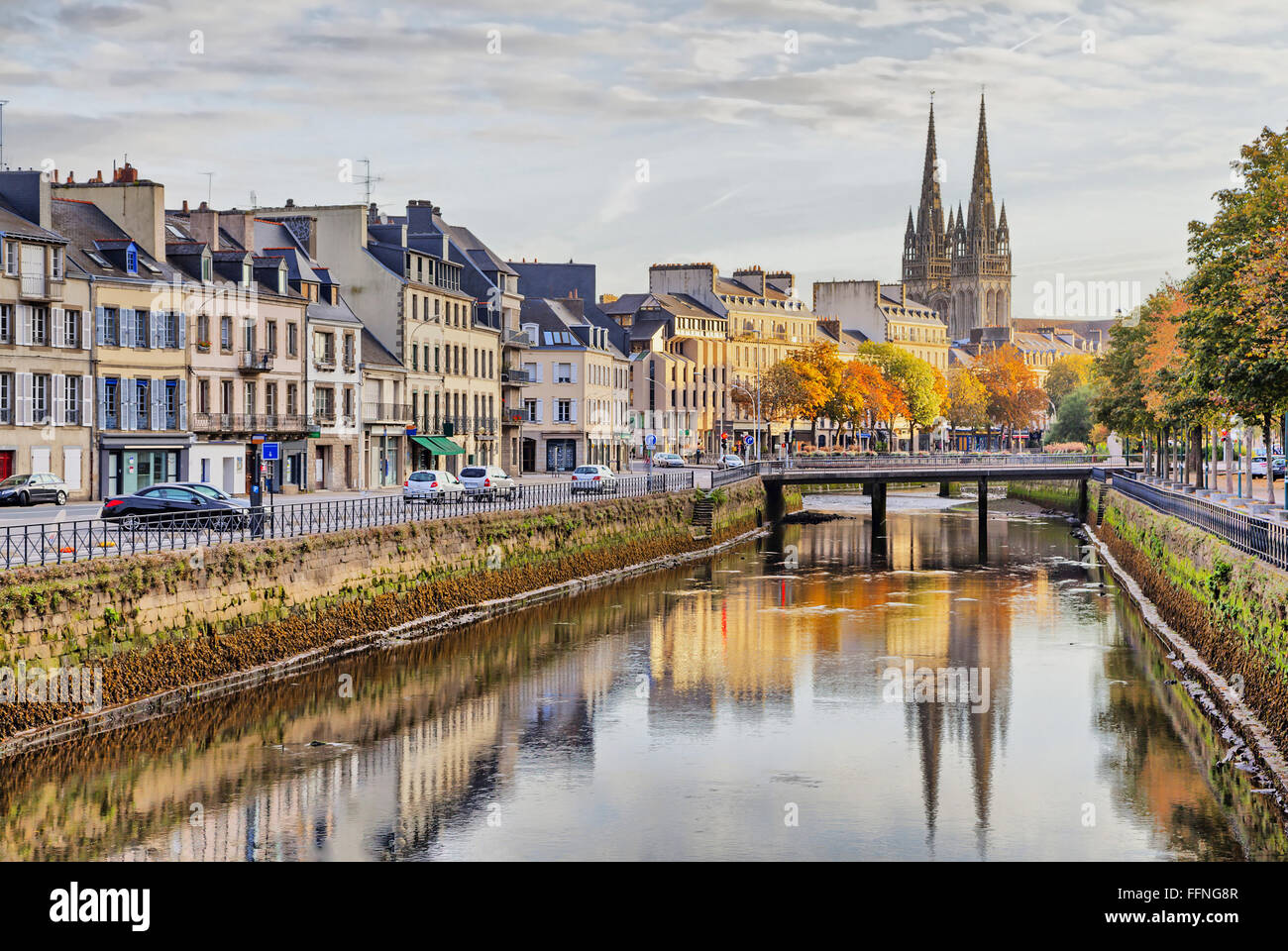 Ufer des Fluss Odet und Kathedrale Saint-Corentin reflektieren im Fluss, Quimper, Bretagne, Frankreich Stockfoto