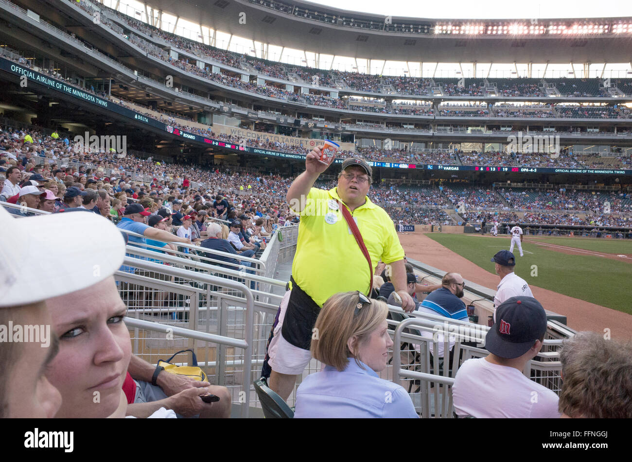 Baseballstadion Anbieter Malz Cup zu Baseball-Fans in Minnesota Twins Stadion zu verkaufen. Minneapolis Minnesota MN USA Stockfoto