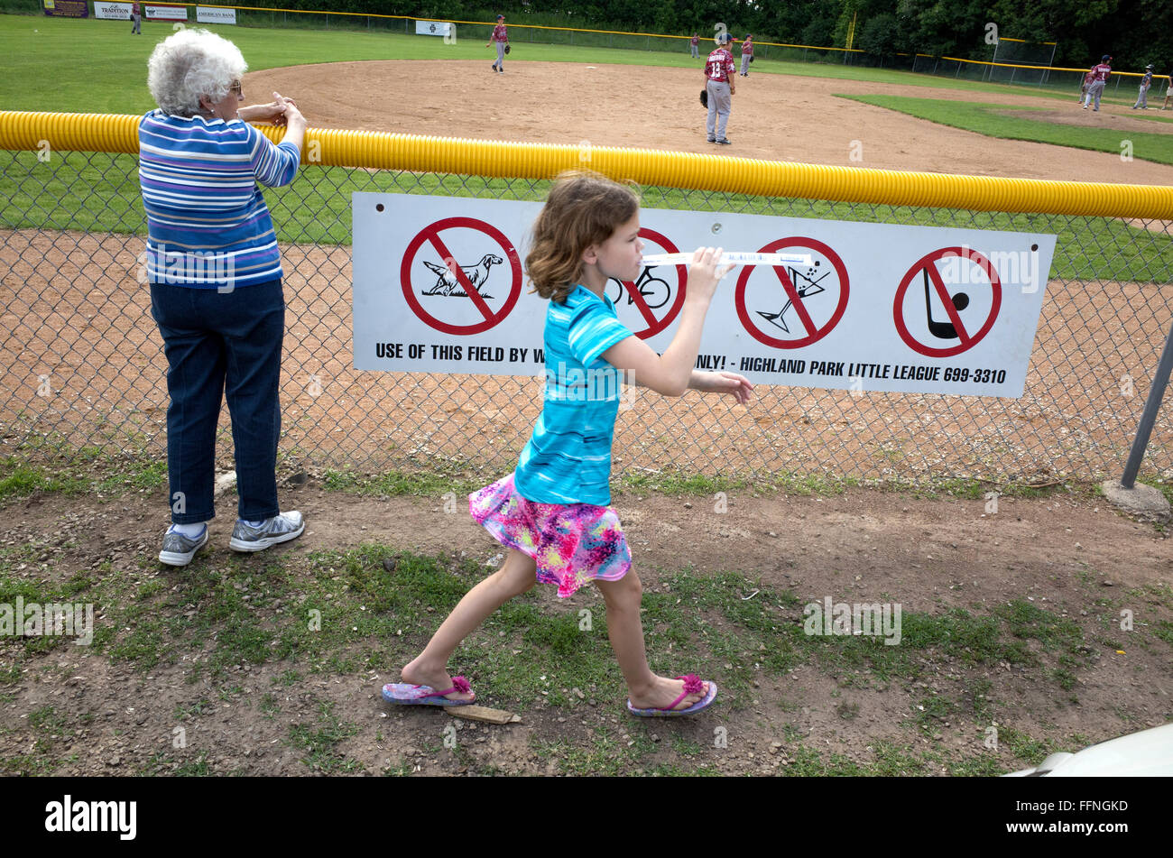 Junge Mädchen zu Fuß durch Baseballstadion Warnzeichen Essen gefroren behandeln blind für Spiel im Gange. St Paul Minnesota MN USA Stockfoto