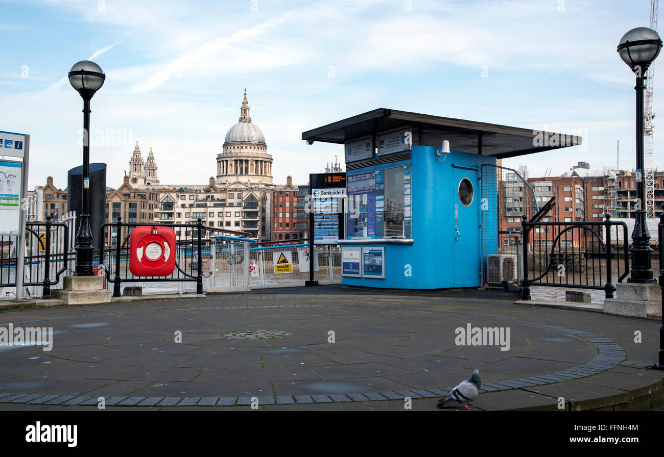 Bankside Pier ist eine Haltestelle für Fluss-Dienstleistungen in London. Es befindet sich am Südufer der Themse, in der Nähe von Tate Modern Stockfoto