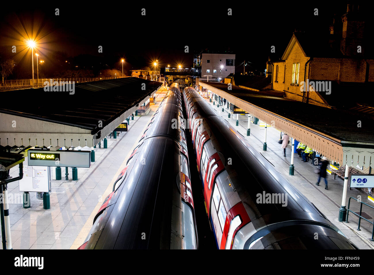 High Barnet Rohr u-Bahnstation Plattform Züge Stockfoto