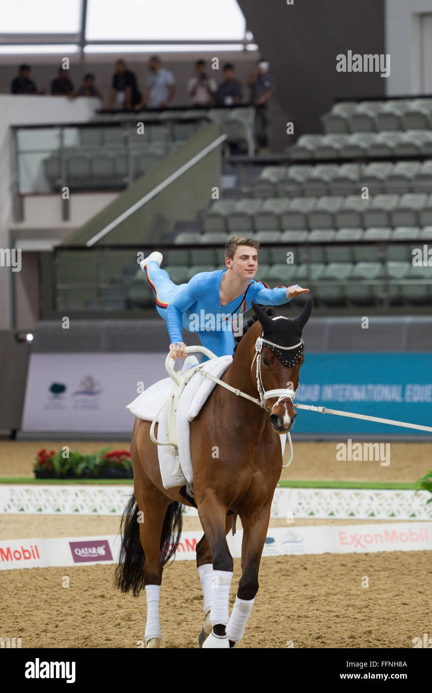 Reiter Wettbewerb in die Teams Voltigieren Wettbewerb am 1. Tag bei CHI Al Shaqab 2014.  Reithalle bei Al Shaqab Equestrian Center Stockfoto Reiter Wettbewerb in die Teams Voltigieren Wettbewerb am 1. Tag bei CHI Al Shaqab 2014.  Reithalle bei Al Shaqab Equestrian Center Stockfoto