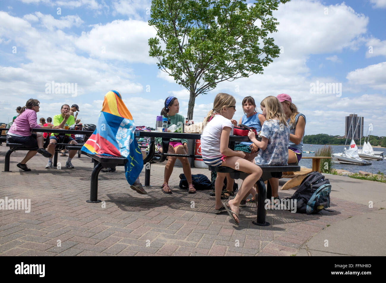 Menschen entspannen und Essen auf der Terrasse des Lake Calhoun von The Tin Fish Restaurant am See. Minneapolis Minnesota MN USA Stockfoto