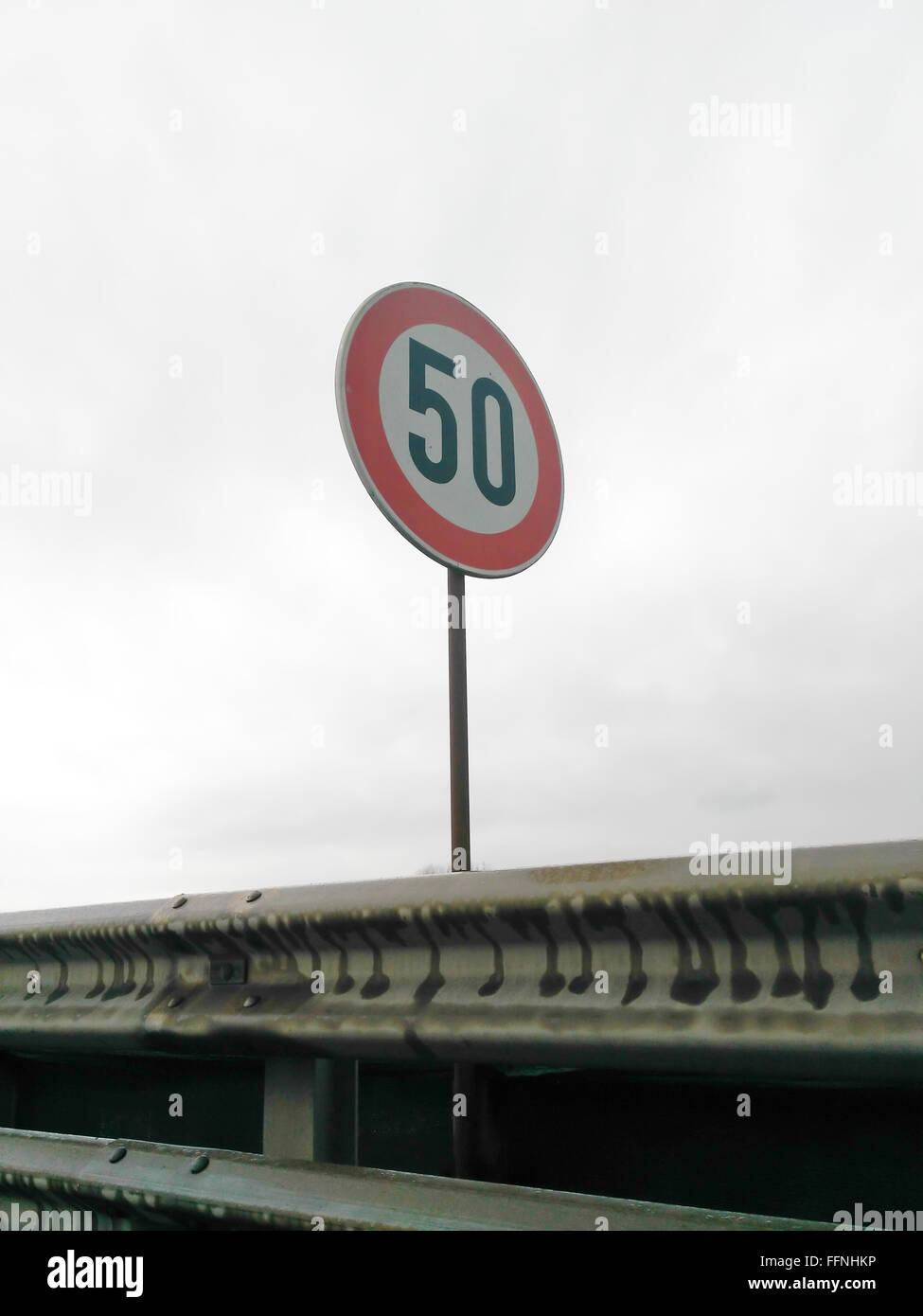 Tempolimit Schild an einem Mast Stockfoto