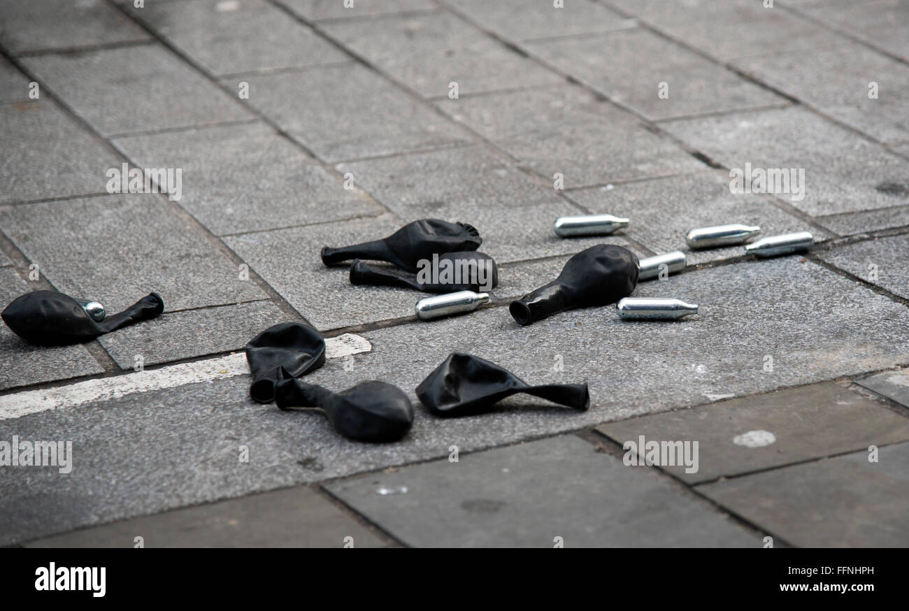 Lachgas Cannisters Ballons Medikament London Street am frühen Sonntagmorgen verworfen Stockfoto