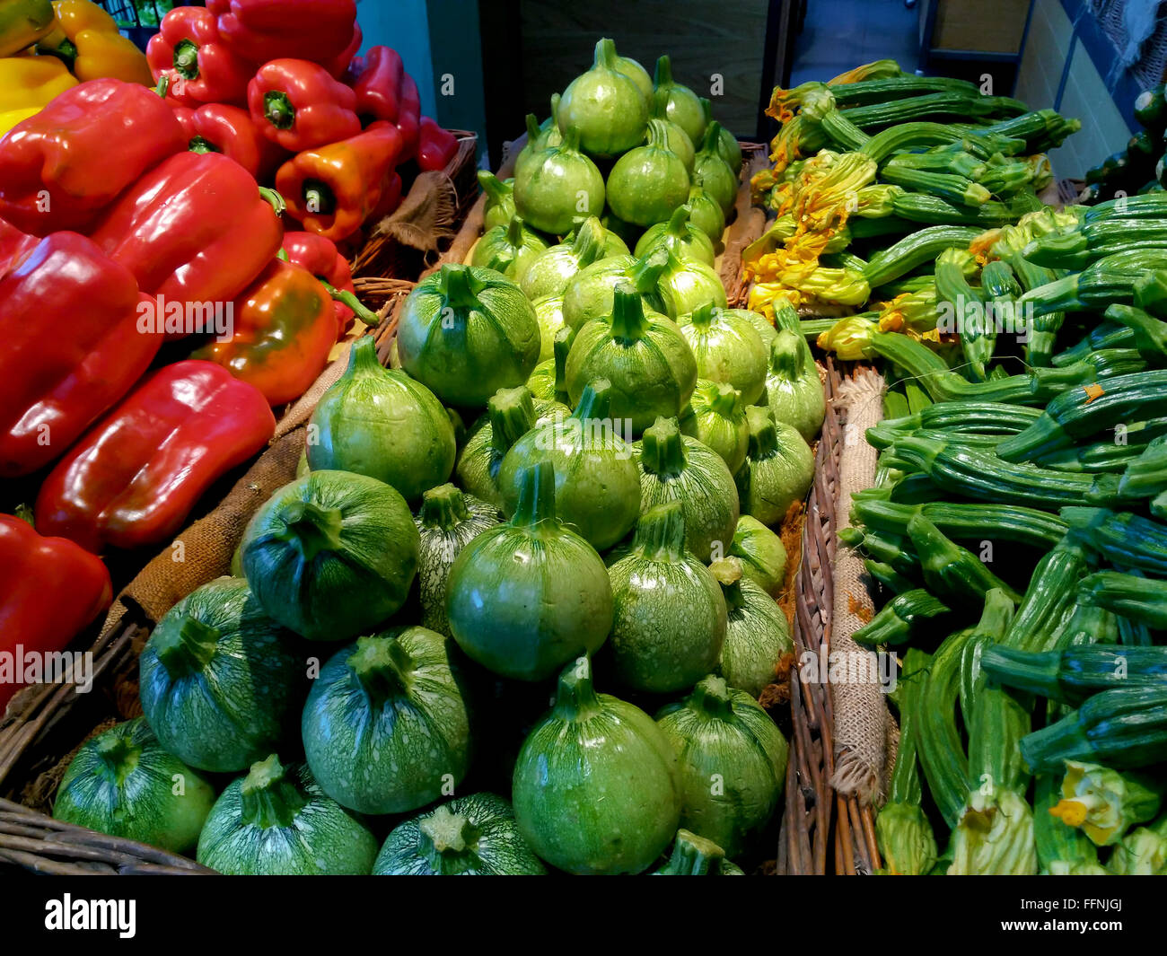 Runde Zucchini frisch im Markt shop Stockfoto