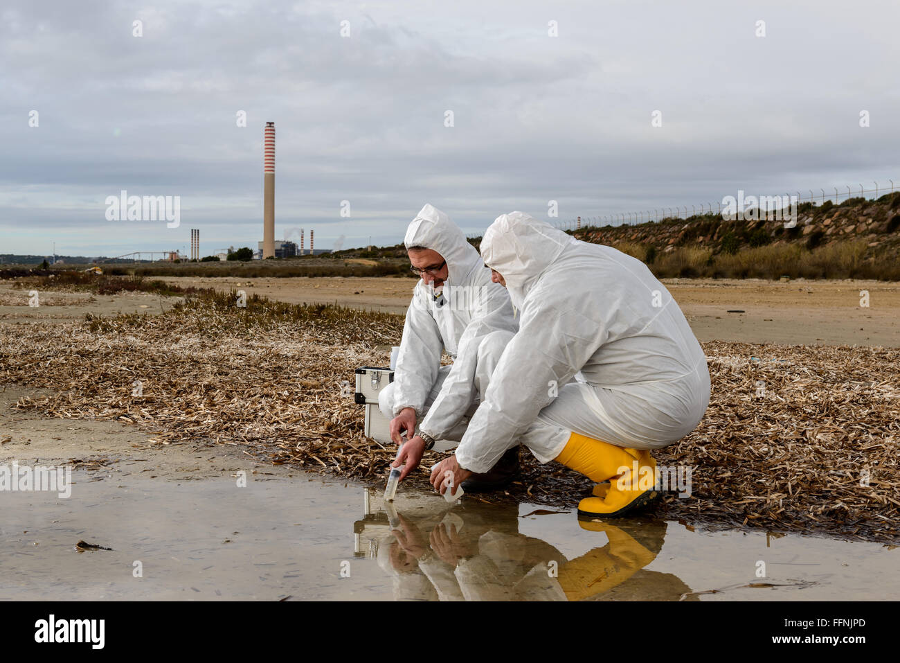 Experten analysieren das Wasser in einer verseuchten Umgebung. Stockfoto