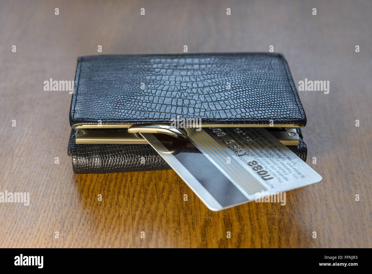 Brieftasche mit Kreditkarte auf einem Holztisch liegend Stockfoto