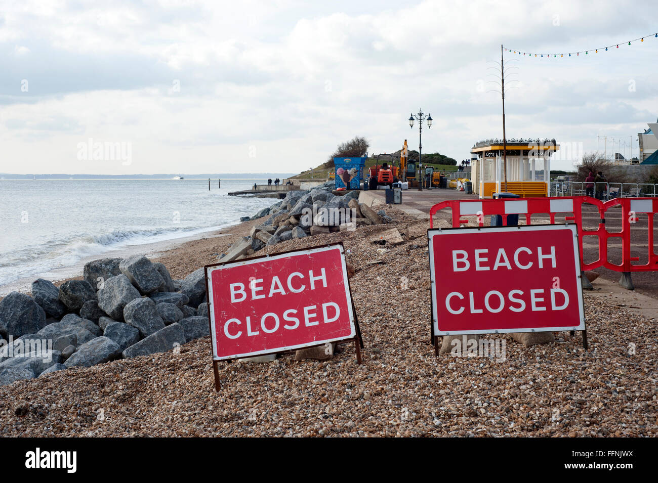 Strand geschlossen rote Warnzeichen bei Southsea Seafront Hampshire England uk Stockfoto