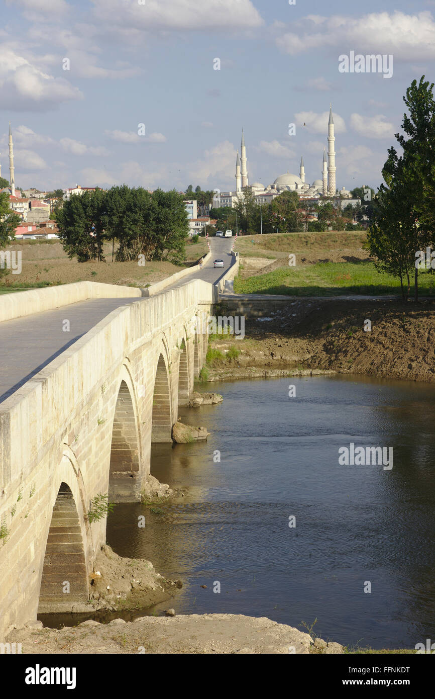 Alte Brücke in der Nähe von Beyazid II Komplex, mit Selimiye-Moschee in den Rücken, Edirne, Türkei Stockfoto