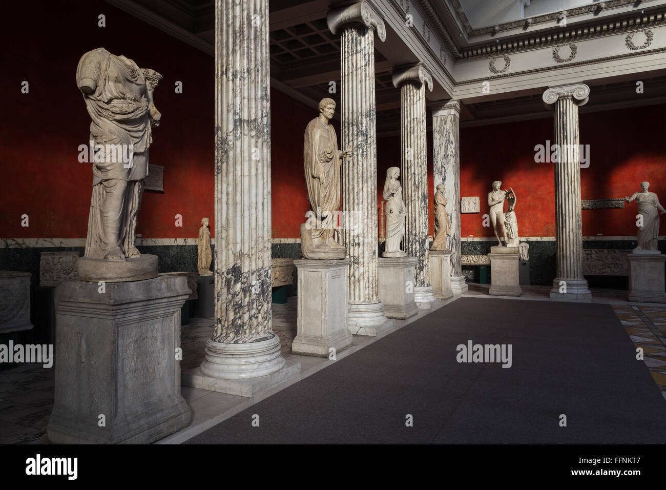 Kopenhagen, Dänemark - 16. Februar 2016: Römische und griechische Skulpturen in der neuen Carlsberg Glyptotek. Stockfoto