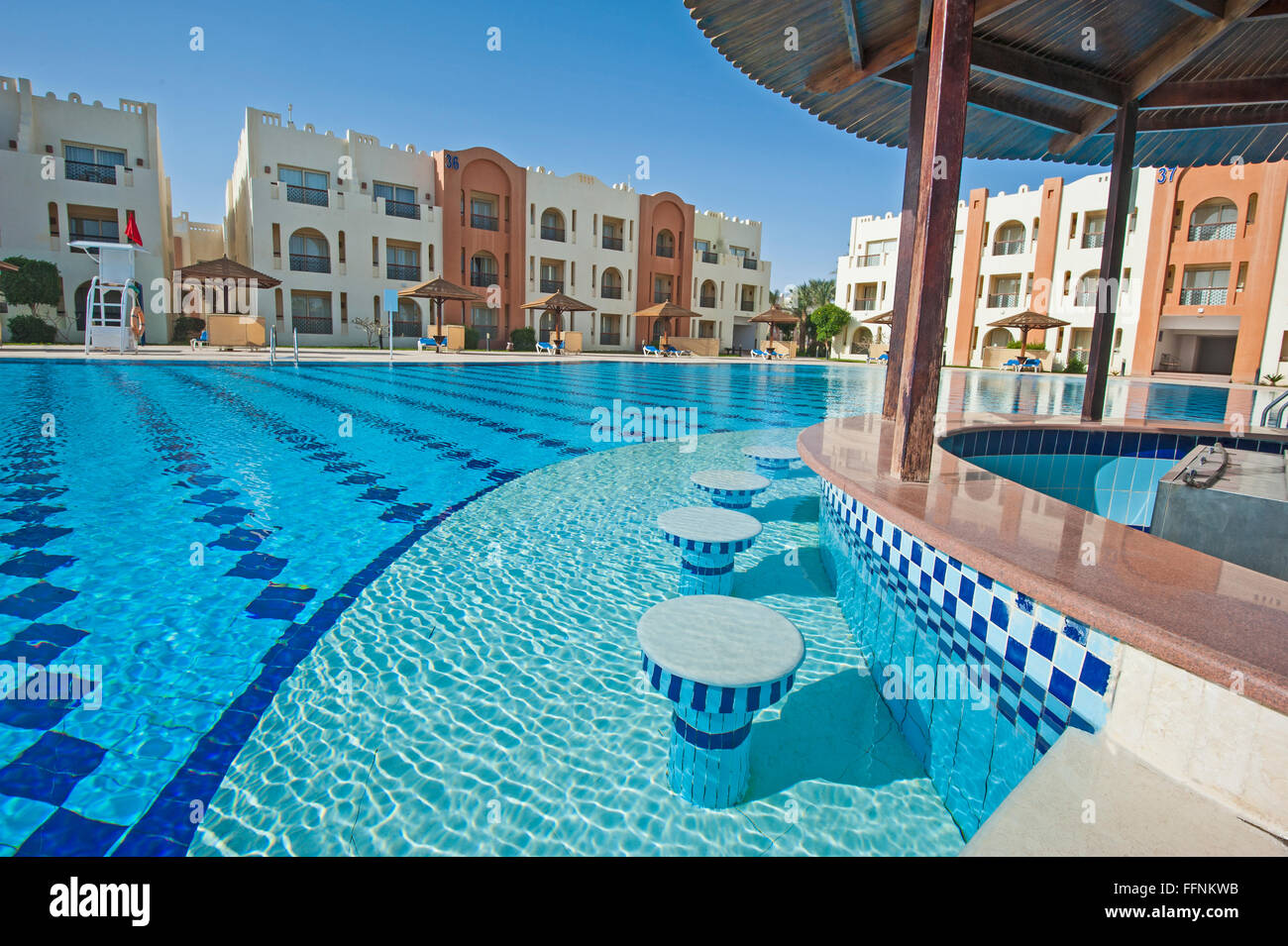 Großer Pool mit Bar in einem luxuriösen Hotel Tropical Resort Stockfoto