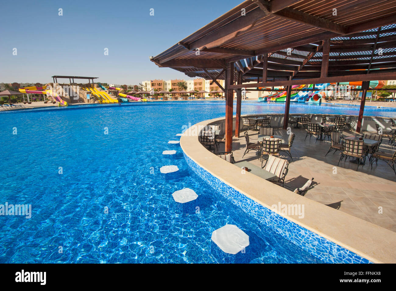 Großer Pool mit Bar in einem luxuriösen Hotel Tropical Resort Stockfoto