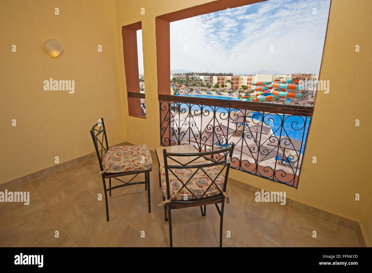 Balkon mit Tisch und Stühlen mit Blick auf den Pool im tropischen Luxus Hotel Resort Stockfoto