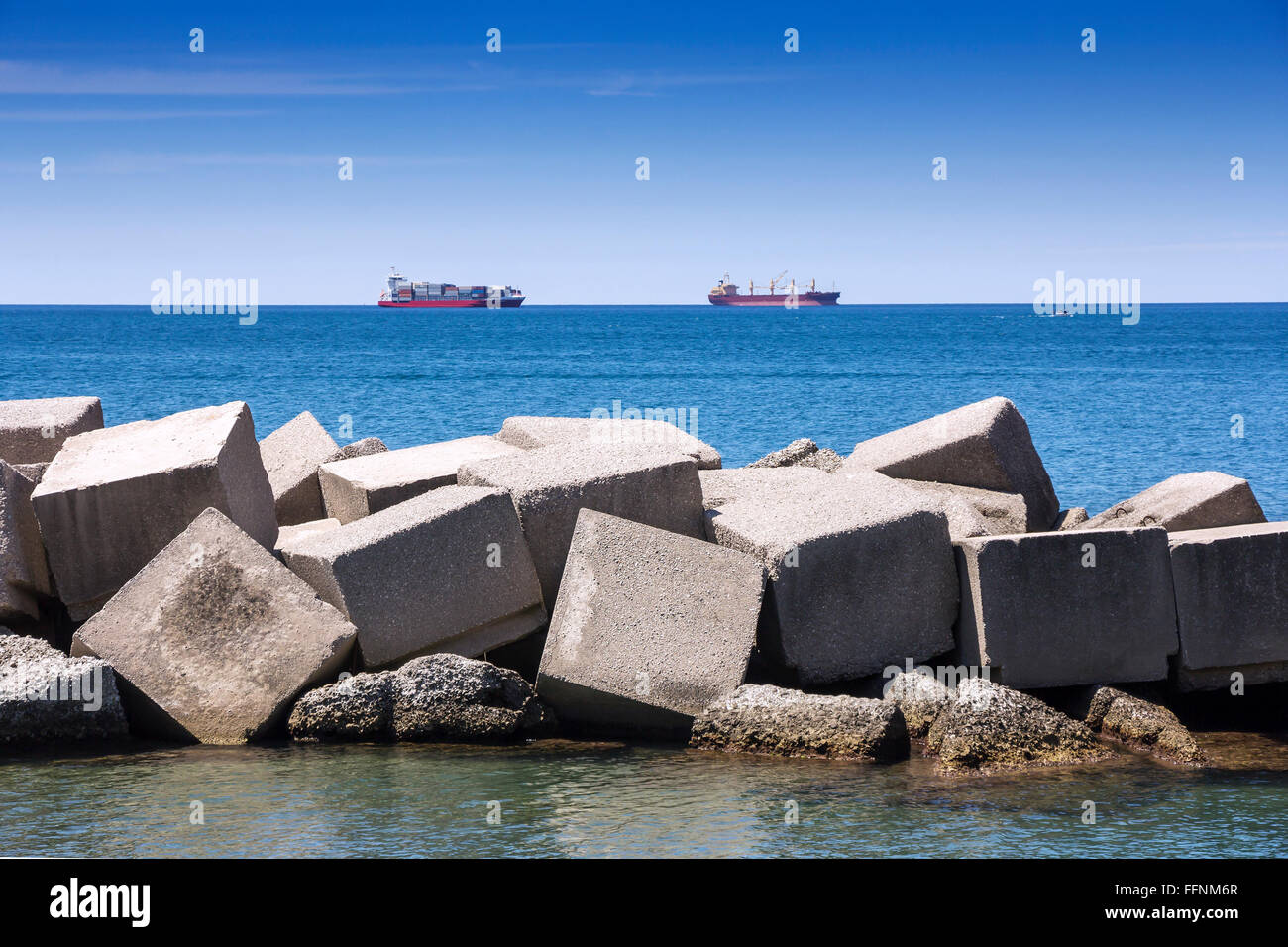 Massivem Stein und Staumauer am Meer Stockfoto