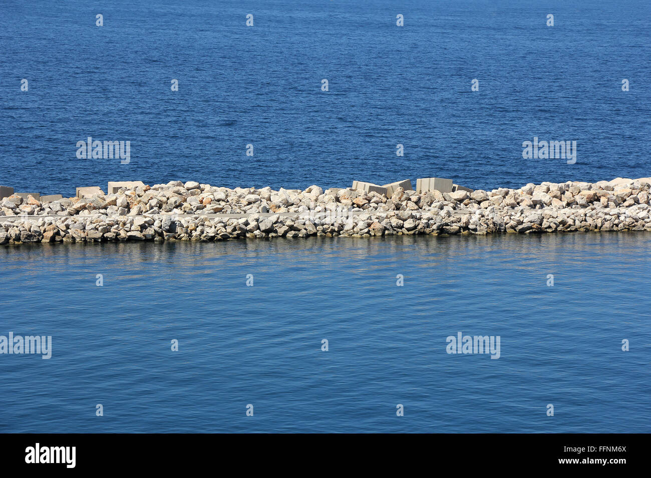 Massivem Stein und Staumauer am Meer Stockfoto