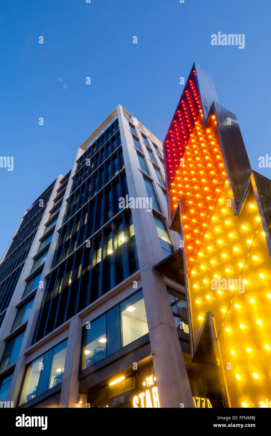 Admiral HQ zentrale Autoversicherung mit senket Lightning Bolt Skulptur von S Mark Gubb Cardiff South Wales UK Stockfoto