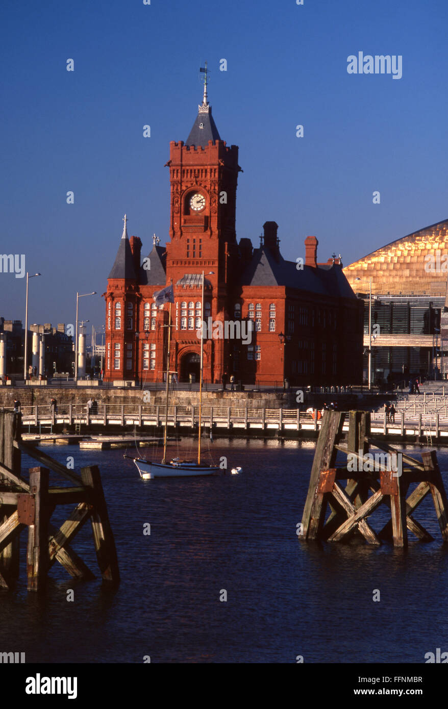 Pierhead Gebäude und Wales Millennium Centre Cardiff Bay Cardiff South Wales UK Stockfoto