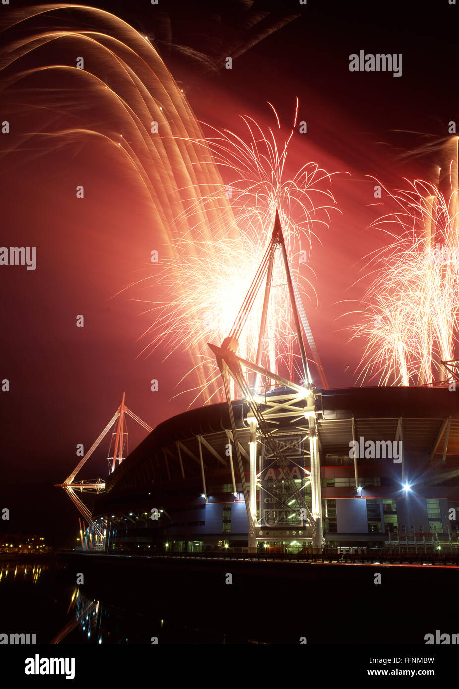 Millennium Stadium (seit 2015 bekannt als Fürstentum Stadion) Feuerwerk Cardiff South Wales UK Stockfoto