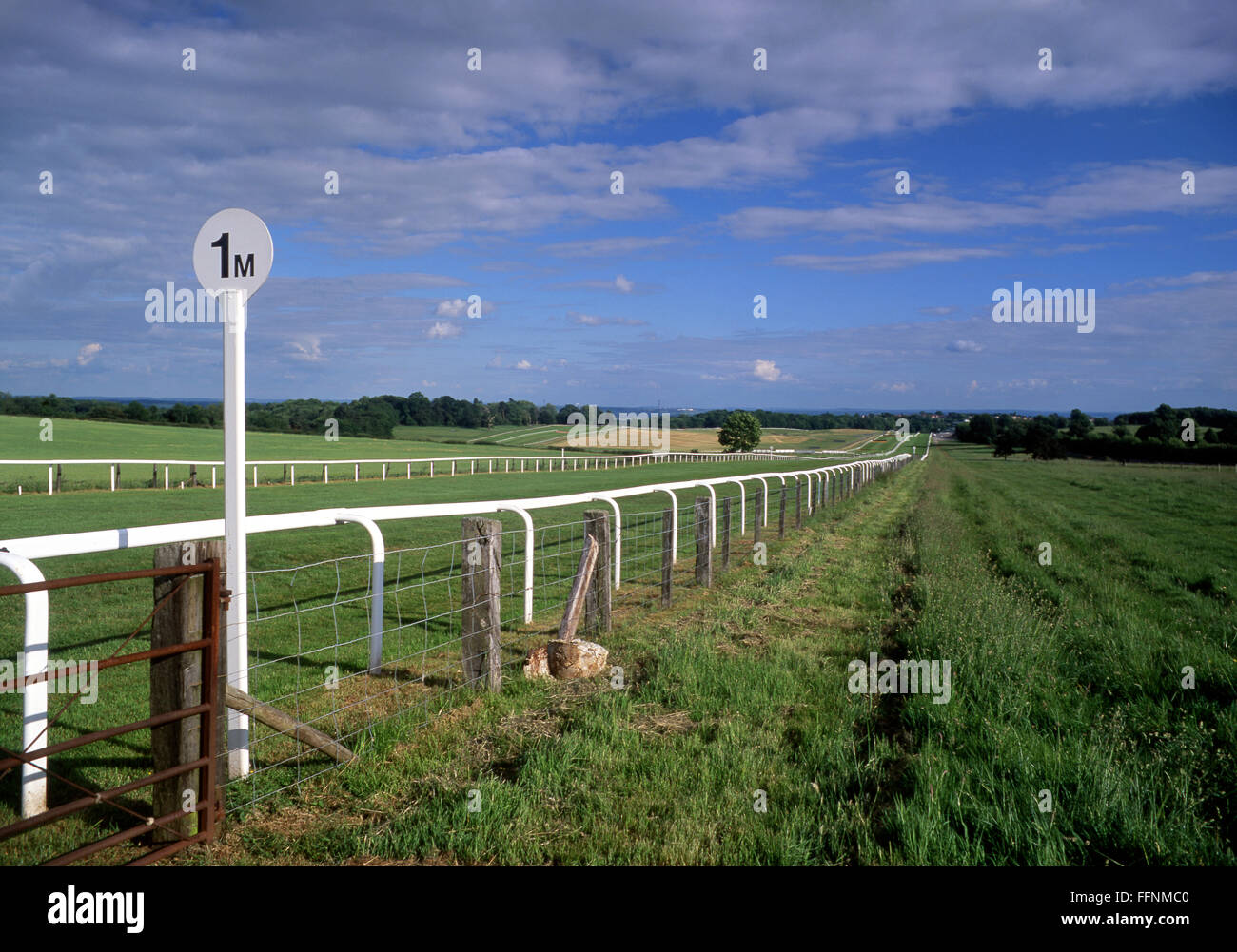 Chepstow Racecurse Race Course Landschaft geschossen mit Schiene und 1 Mile Marker Pole Cas-Gwent Monmouthshire Wye Valley Stockfoto